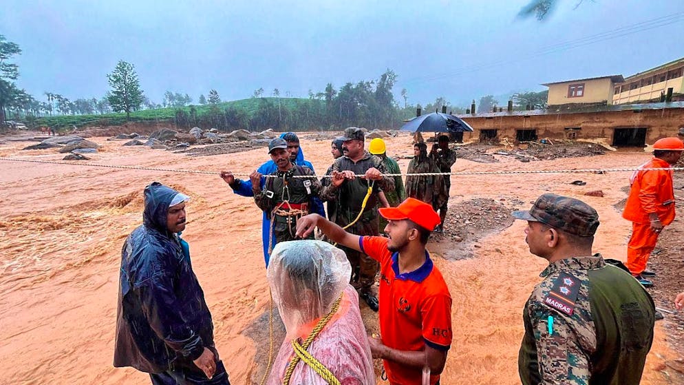 HANDOUT - This photo shows Indian Army soldiers during rescue work in a village affected by a landslide in Wayanad in southern Kerala. Photo: Uncredited/PRO Defense Kochi/AP/dpa - ATTENTION: For editorial use only until 12.08.2024 in connection with current reporting and only with full attribution of the above credit