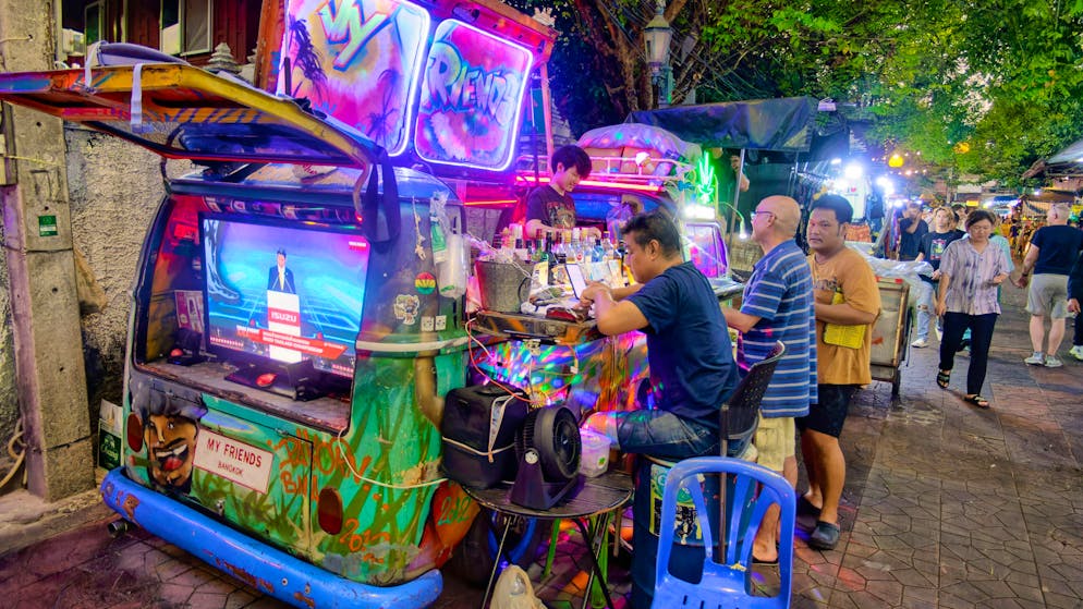 Cocktail bus in Bangkok. Photos with drinks are officially prohibited in Thailand if the drinks contain alcohol. However, this is difficult to prove with cocktails in a picture.