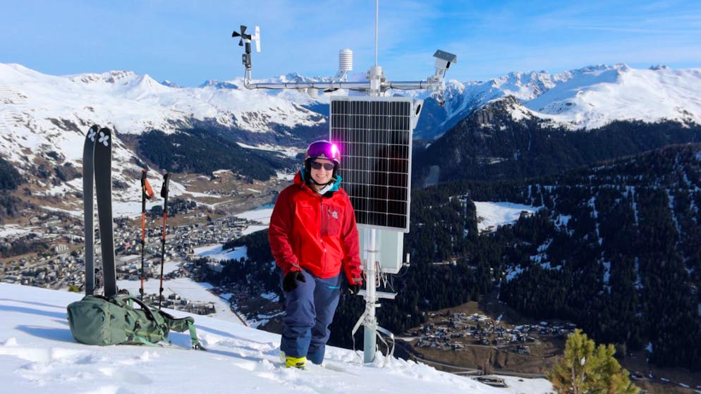 La ricercatrice dell'SLF Pia Ruttner-Jansen presso la stazione di misurazione delle valanghe di Davos, ora attrezzata con i nuovi laser scanner.