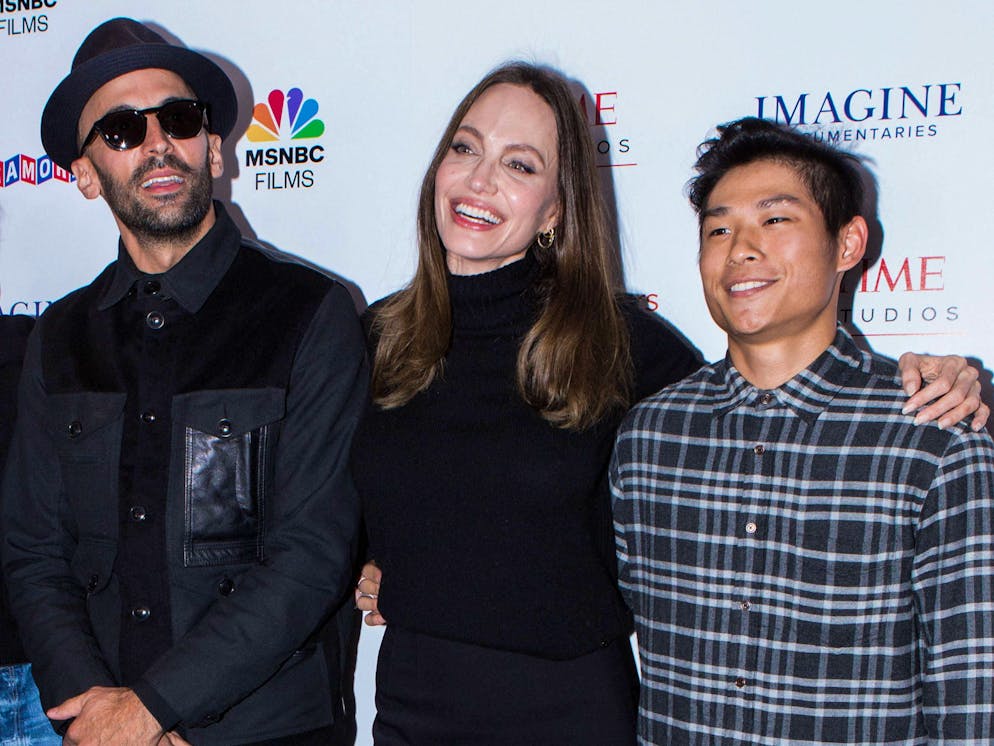 Angelina Jolie mit Sohn Pax Thien Jolie-Pitt (rechts) und Künstler JR an einer Filmpremiere in Los Angeles im November 2021. 