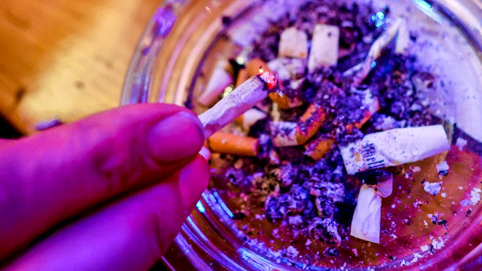 Smoking bans now apply in many countries. (symbolic image)