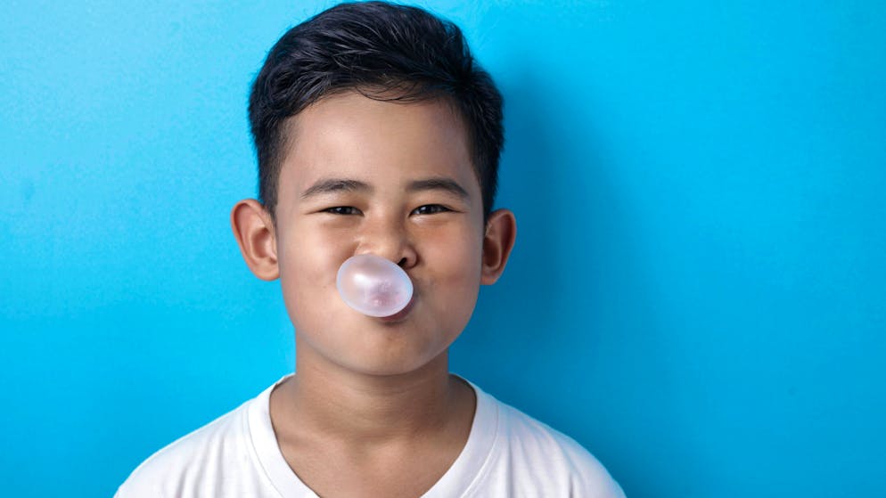 Chewing gum in Singapore: allowed or forbidden? (symbolic image)
