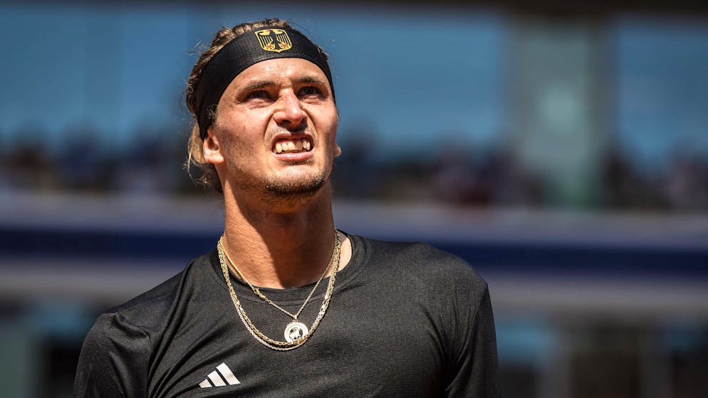 Die Hitze im schwarzen Dress macht Alexander Zverev zu schaffen.