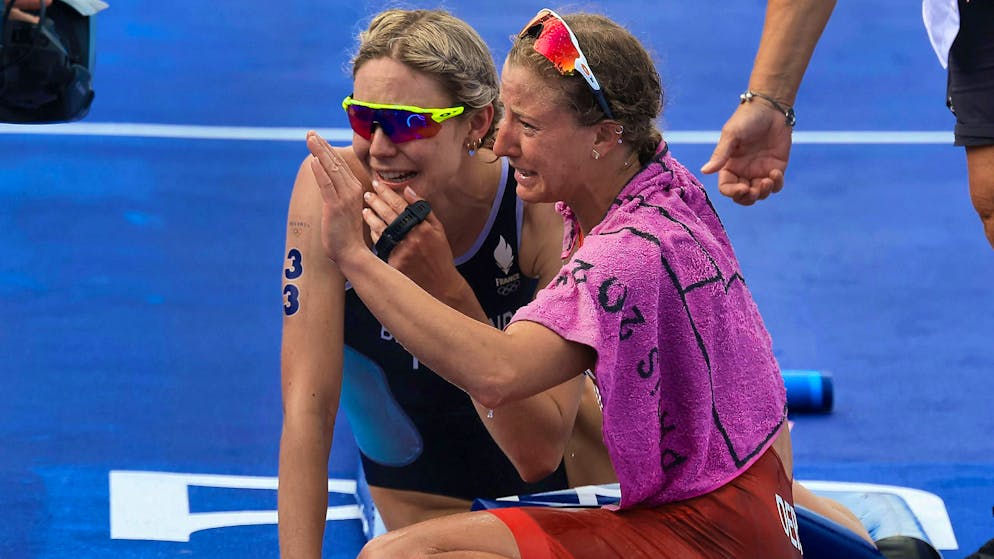 Winner Cassandre Beaugrand (left) and Julie Derron in the finish area.