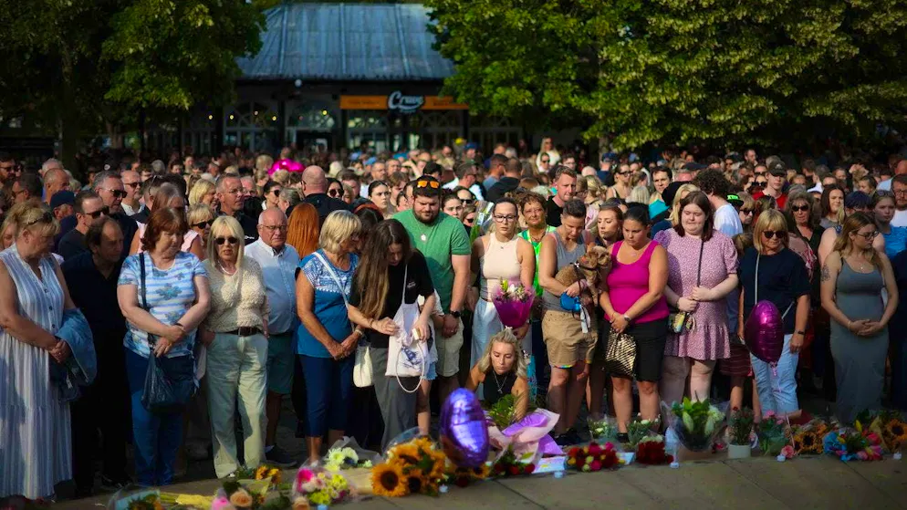 Riots after bloodshed in England - 39 police officers injured - Gallery. People in Southport commemorate the victims. (July 30, 2024)