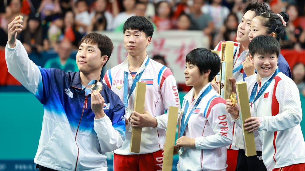 240730 -- PARIS, July 30, 2024 -- Gold medalists Wang Chuqin/Sun Yingsha of China, silver medalists Ri Jong Sik/Kim Kum Yong of the Democratic People s Republic of Korea and bronze medalists Lim Jonghoon/Shin Yubin of South Korea pose for selfies during the awarding ceremony after the mixed doubles gold medal Table tennis, Tischtennis match at the Paris 2024 Olympic Games, Olympische Spiele, Olympia, OS in Paris, France, on July 30, 2024. Liu Xu PARIS2024FRANCE-PARIS-OLY-TABLE TENNIS liuxu PUBLICATIONxNOTxINxCHN