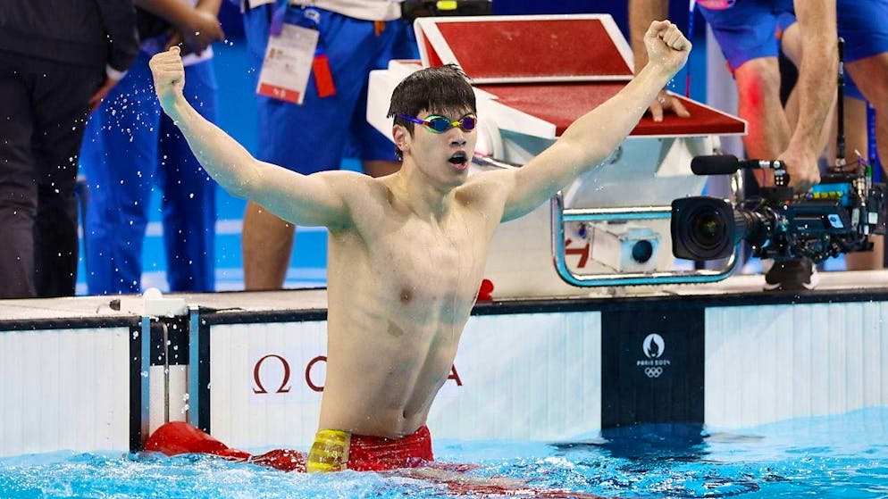 Zhanle Pan flexes his muscles in the 100 m crawl final. The 19-year-old Chinese swimmer wins gold and sets a new world record.