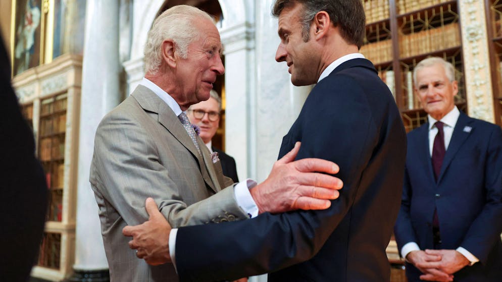 Hummer für halbe Million. Bankett mit König Charles reisst Loch in Macrons Budget