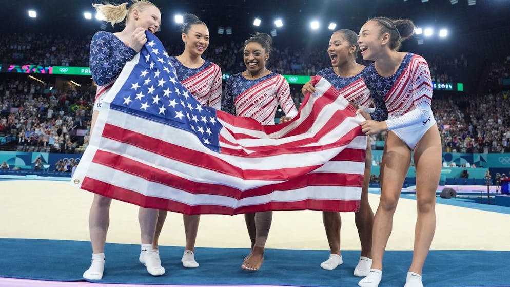 La squadra americana medaglia d'oro di ginnastica: (da sinistra) Jade Carey, Suni Lee, Simone Biles, Jordan Chiles e Hezly Rivera.