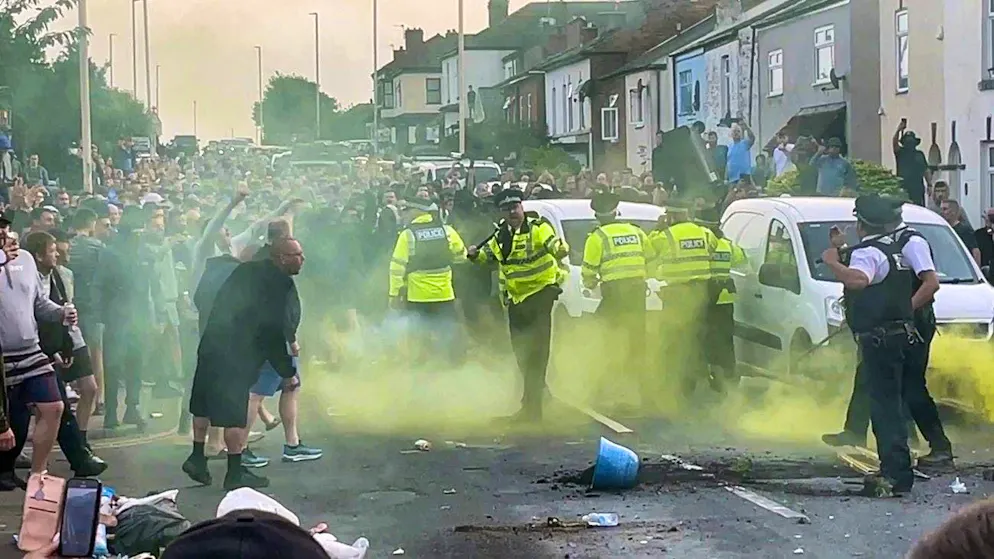 Riots after bloodshed in England - 39 police officers injured - Gallery. After a vigil, right-wing extremists first attacked a mosque. (July 30, 2024)