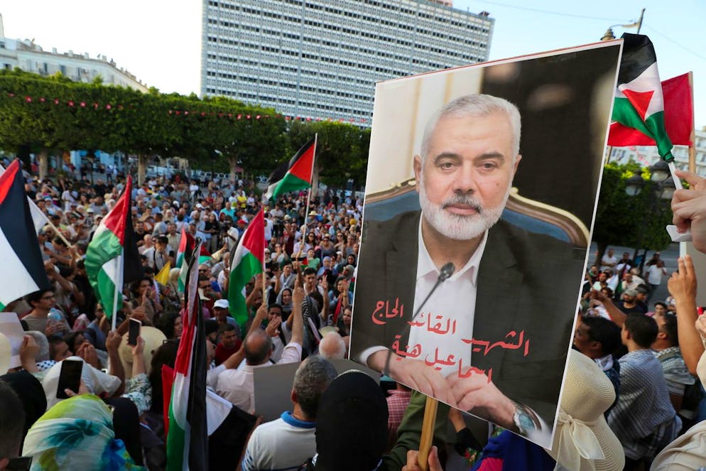 Manifestanti portano foto del leader di Hamas Ismail Haniyeh, ucciso in Iran, e bandiere palestinesi durante una protesta per condannare la sua uccisione, organizzata dalla Corrente Popolare, a Tunisi, Tunisia, il 31 luglio 2024. 