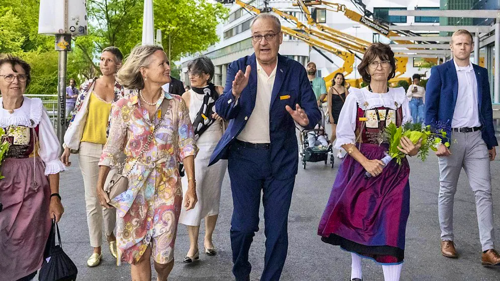 Federal Councillor Guy Parmelin arriving at the Europaplatz in Lucerne. To his left is Andrea Gmür (center/LU), member of the Council of States.