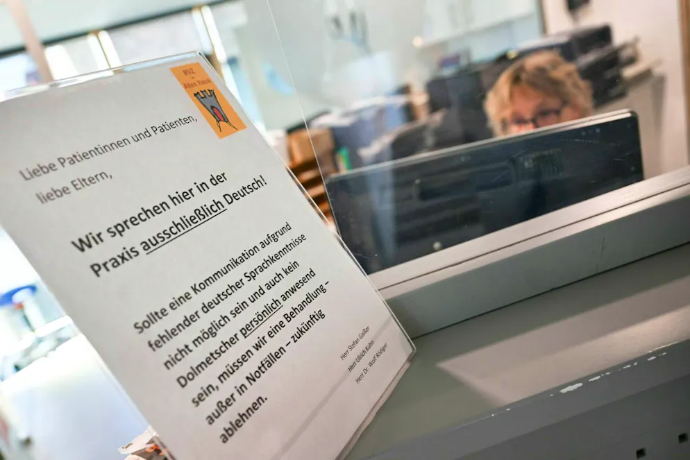 Pediatric practice only treats German-speaking patients - Gallery. This sign at reception is causing a stir.