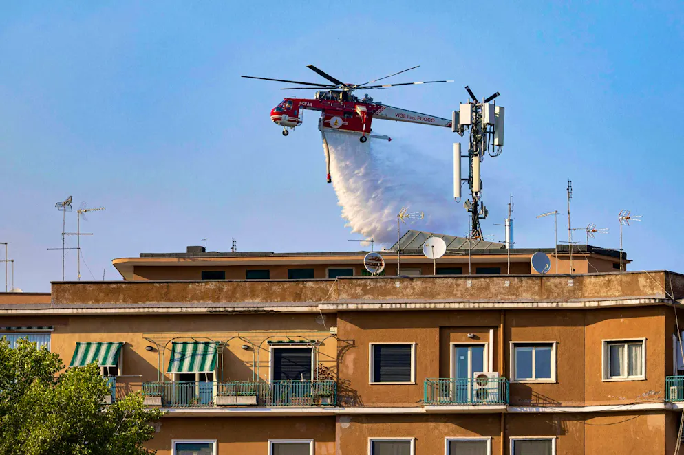 . Emergency services and helicopters tried to bring the fire under control and prevent the flames from spreading to the Piazzale Clodio district.