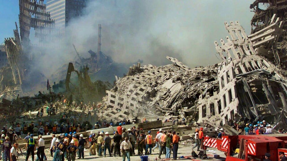 ARCHIV - Rettungskräfte setzen ihre Suche nach Opfern fort, während Rauch aus den Trümmern des World Trade Center aufsteigt. Die Zwillingstürme des World Trade Centers waren ein Symbol für Amerika, für Freiheit und für Kapitalismus. Eröffnet vor genau einem halben Jahrhundert standen sie nur 28 Jahre, bis ein grausamer Terrorakt sie zerstörte. Foto: Beth A. Keiser/AP/dpa