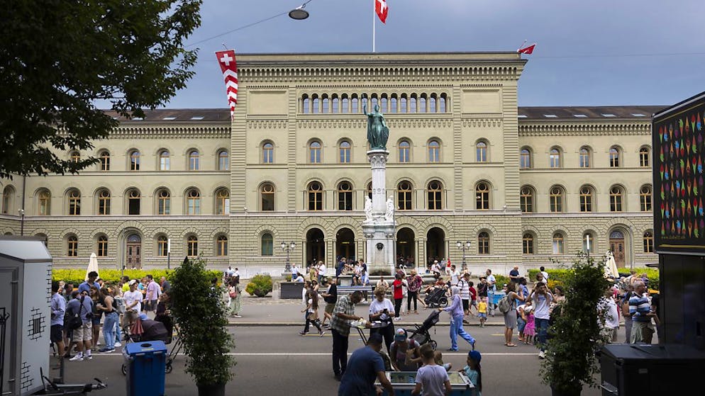 Kanton Bern feiert 1. August mit Nemo und Grilladen - Gallery. Vor dem Bundeshaus ist am Donnerstag eine 1.-August-Feier mit bis zu 12'000 Besuchenden gestiegen.