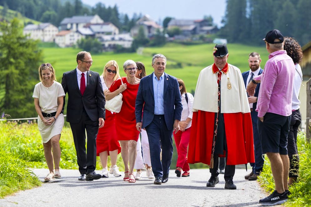 Il consigliere federale Ignazio Cassis con la moglie Paola e Fadri Haefner, membro del Consiglio comunale di Scuol (secondo da sinistra) con la moglie durante la Festa nazionale svizzera di giovedì 1° agosto 2024, a Guarda.