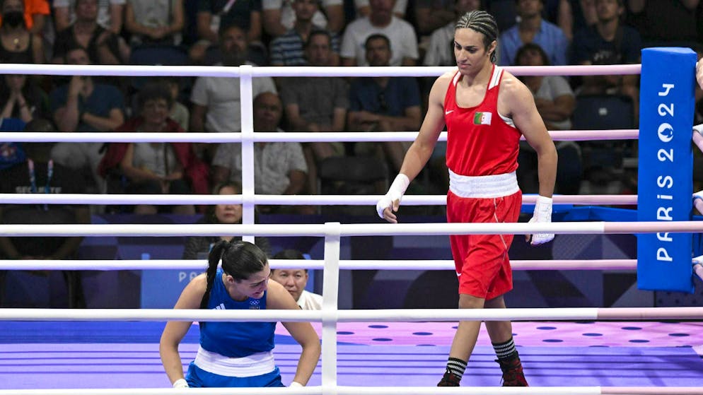 The Italian Angela Carini kneels in the ring after hard blows.