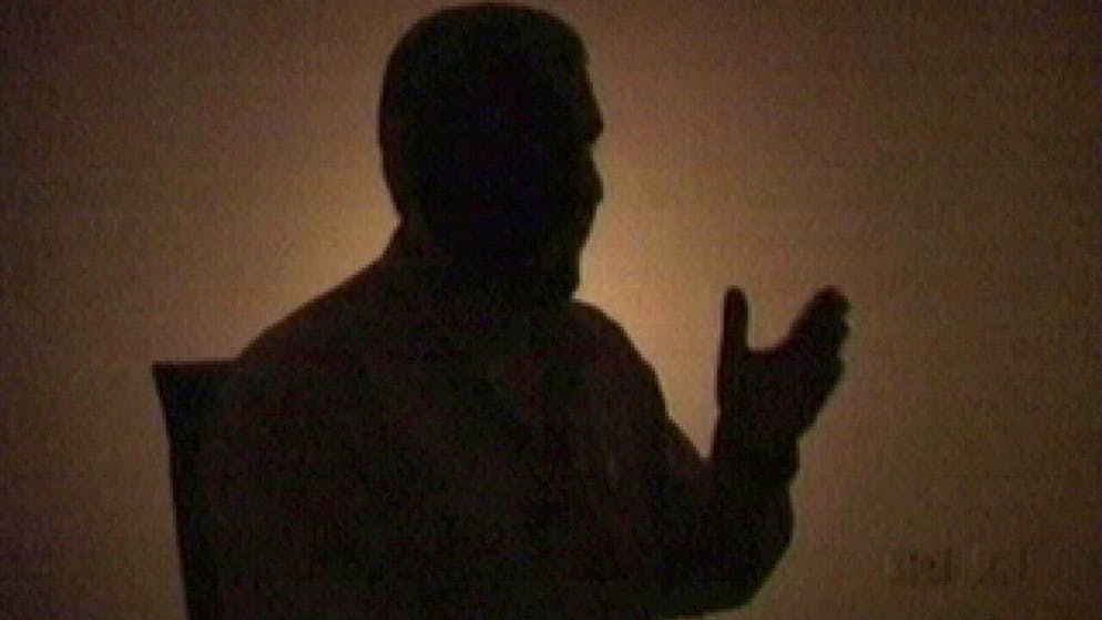 SCREENSHOT - Dieses von der islamistische Hamas am 26. August 2005 veröffentlichte Videobild zeigt einen Mann, der als Mohammed Deif identifiziert wird. Foto: Uncredited/AP/dpa