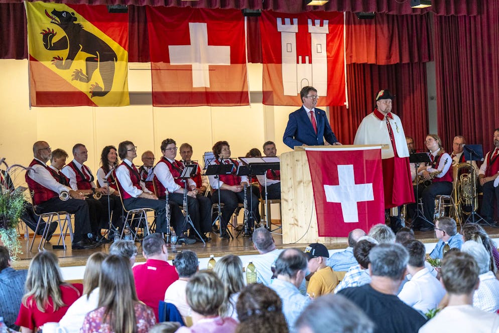 Bundesrat Albert Rösti bei seiner 1. Augustansprache in Wimmis.