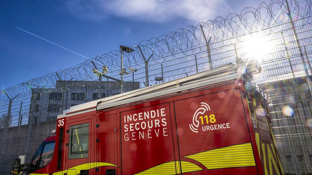 Gefährlich auch für die Feuerwehrleute: Bei Genf ist am Donnerstag ein Grossbrand ausgebrochen. (Symbolbild)