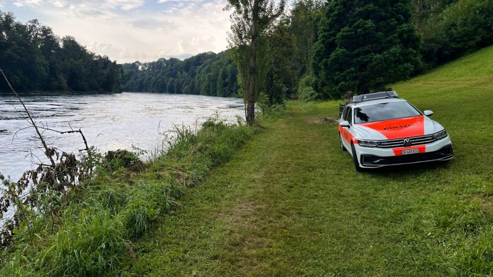 Die Polizei warnte in ihrer Mitteilung, beim Baden in Flüssen sei es wichtig, die eigenen Kräfte nicht zu überschätzen.
