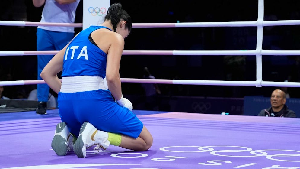 «Würde sie umaArmen»: Boxerin Carini verteidigt Khelif - Gallery. Angela Carini kniet im Ring.