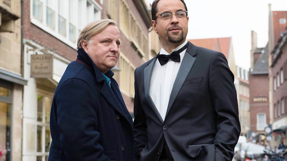 Die Schauspieler Axel Prahl (Kommissar Frank Thiel, links) und Jan Josef Liefers (Professor Karl-Friedrich Boerne) posieren bei den Dreharbeiten zu einer «Tatort»-Folge. (Archivbild)