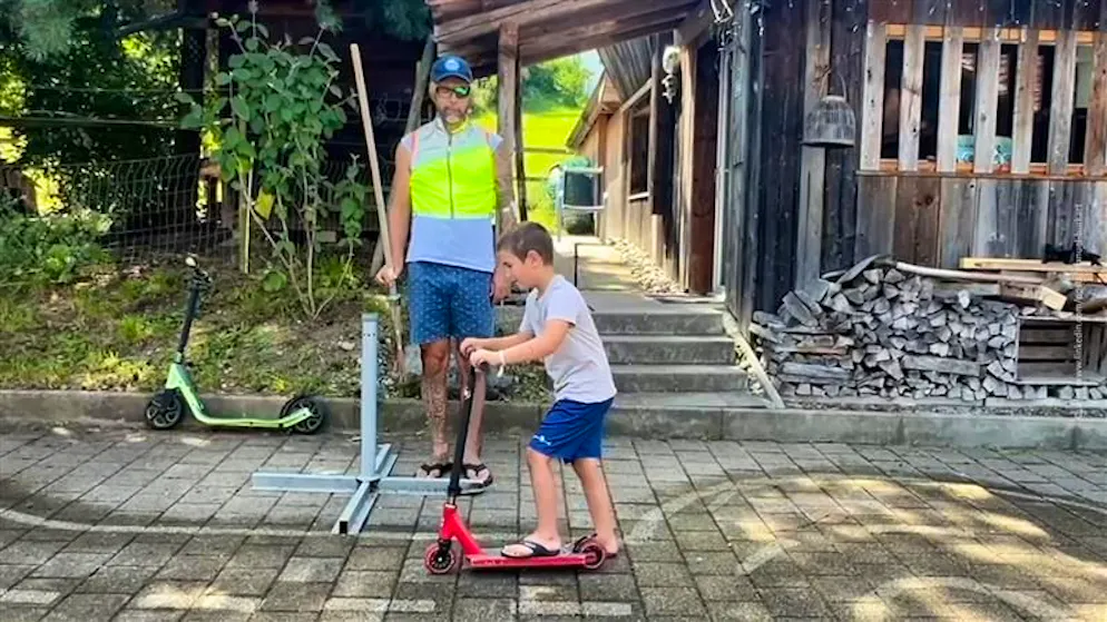 Mama Michèle filmt und lacht. Manu Burkart zieht seinen Sohn aus dem Verkehr