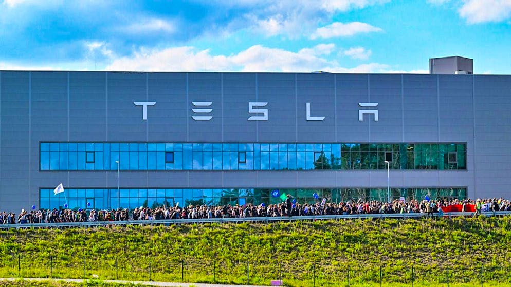 According to the company, almost 12,000 employees work at the Tesla factory site in Grünheide near Berlin. (archive picture)