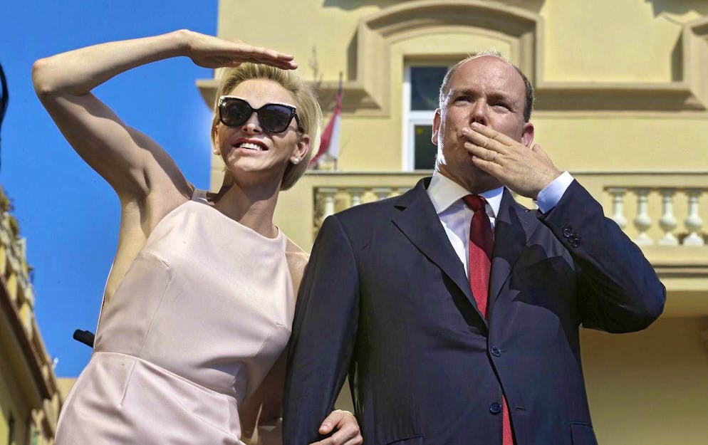 Prince Albert II and Charlène - a love affair with obstacles. Here, dad Albert gives their children a kiss in April 2016.
