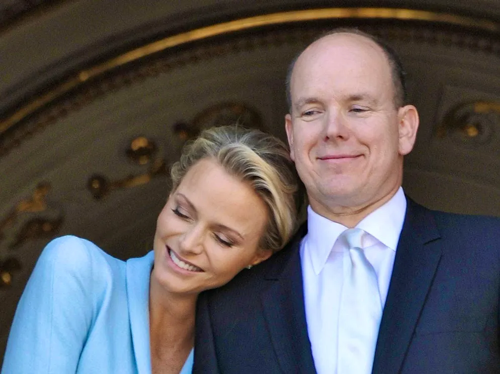 Le Prince Albert II de Monaco apparaît avec son épouse, la Princesse Charlène de Monaco, au Palais de Monaco après la cérémonie civile du 1er juillet 2011 (photo d'archives).