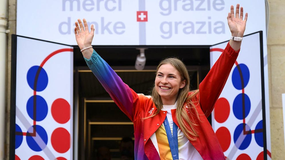 Zoé Claessens wird im Maison Suisse für ihre Bronzemedaille gefeiert