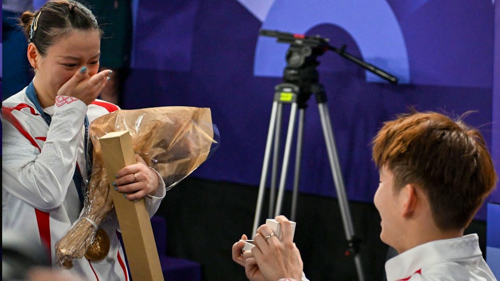 Erst die Goldmedaille, dann der Verlobungsring: Huang Ya Qiong wird reich beschenkt.
