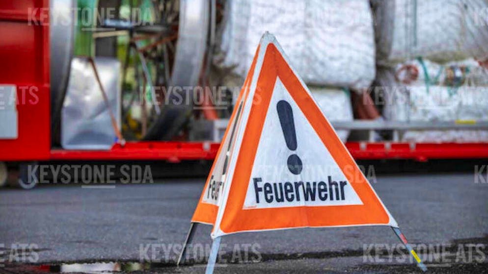 A man suffered burn injuries and a woman suffered smoke inhalation in a fire in an attic apartment in Dübendorf. (symbolic image)