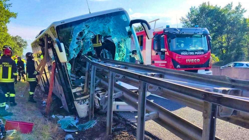 Accident with coach in Italy - one dead and 25 injured - Gallery. The windshield of the bus was literally pierced by the crash barrier.