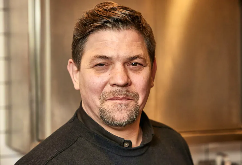 Lo chef televisivo Tim Mälzer ha raccontato le sue esperienze negative nei ristoranti di alto livello all'emittente tedesca NDR.