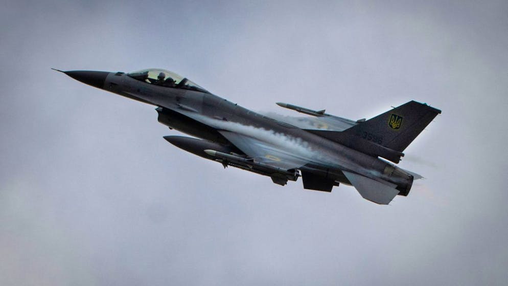 dpatopbilder - Ein F-16-Kampfjet der ukrainischen Luftwaffe im Flug. Foto: Efrem Lukatsky/AP/dpa