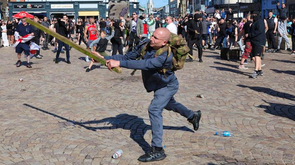  Ein Mann schwingt ein Holzstück vor einer demonstrierenden Gruppe. Bei nationalistischen und antimuslimischen Protesten in Grossbritannien infolge der Messerattacke von Southport ist es stellenweise zu neuen Ausschreitungen gekommen.