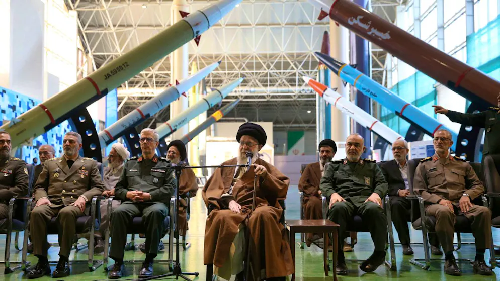 HANDOUT - Auf diesem Bild besucht Ajatollah Ali Chamenei (M), Oberster Religionsführer des Iran, eine Ausstellung über die Errungenschaften der Revolutionsgarde in der Luft- und Raumfahrt, während er von den Kommandeuren der Streitkräfte begleitet wird. Foto: -/AP/dpa