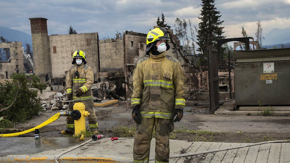 Il s'agit du premier décès d'un pompier depuis le début de la saison des incendies cette année.