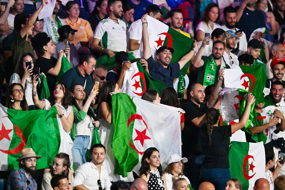 Khelif und Lin holen trotz Geschlechter-Debatte Medaillen - Gallery. Algerische Fans freuen sich für Boxerin Khelif.