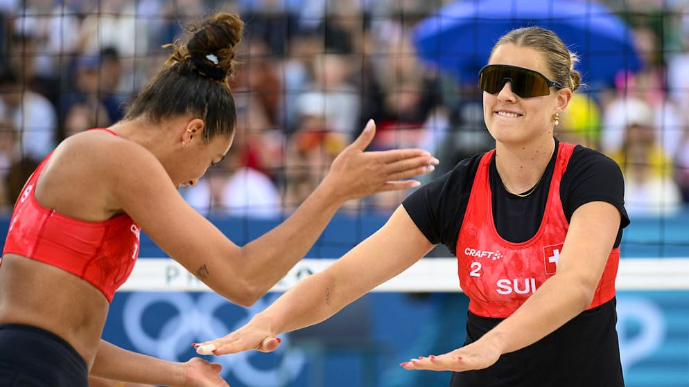 Esmée Böbner liest vor einem Spiel ein paar Seiten in einem japanischen Buch.