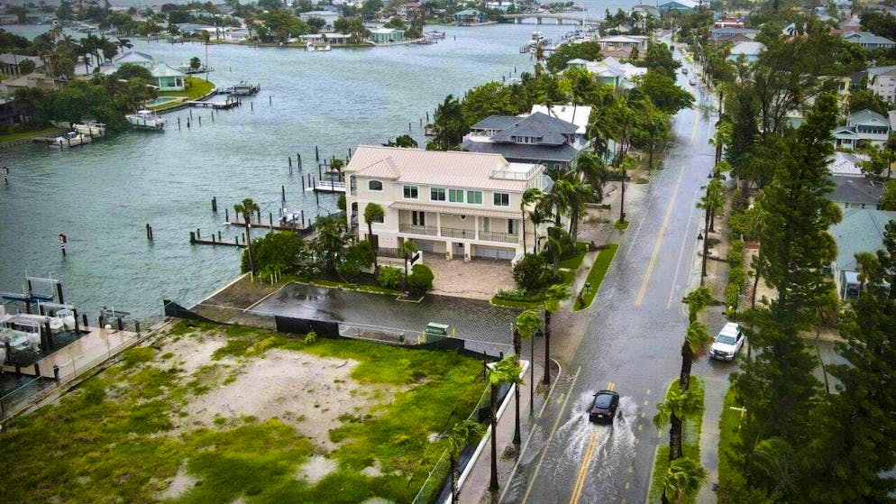 Tropical Storm Debby is moving along the Gulf Coast of the US state of Florida.