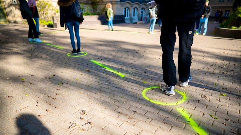 A teenager was shot in the back in the school playground - by a peer. (symbolic image)