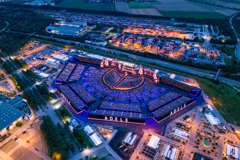 Etwa 80'000 Besucher*innen passen in die eigens für die Adele-Konzerte erbaute Arena.
