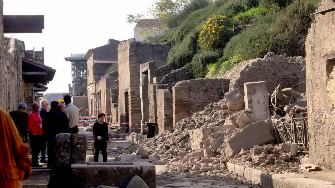 Archaeology. Pompeii uses birds of prey against pigeons