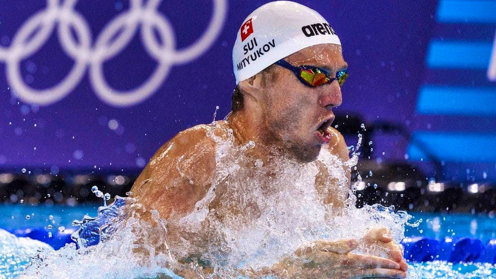Jérémy Desplanches, with Roman Mityukov's cap, on his last outing as a professional swimmer.