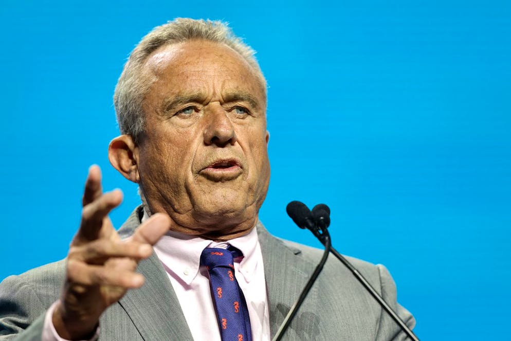 Cette confession tardive intervient alors que le candidat indépendant, amateurs de théories du complot, se débat dans les sondages depuis que Kamala Harris a repris le flambeau démocrate à Joe Biden.