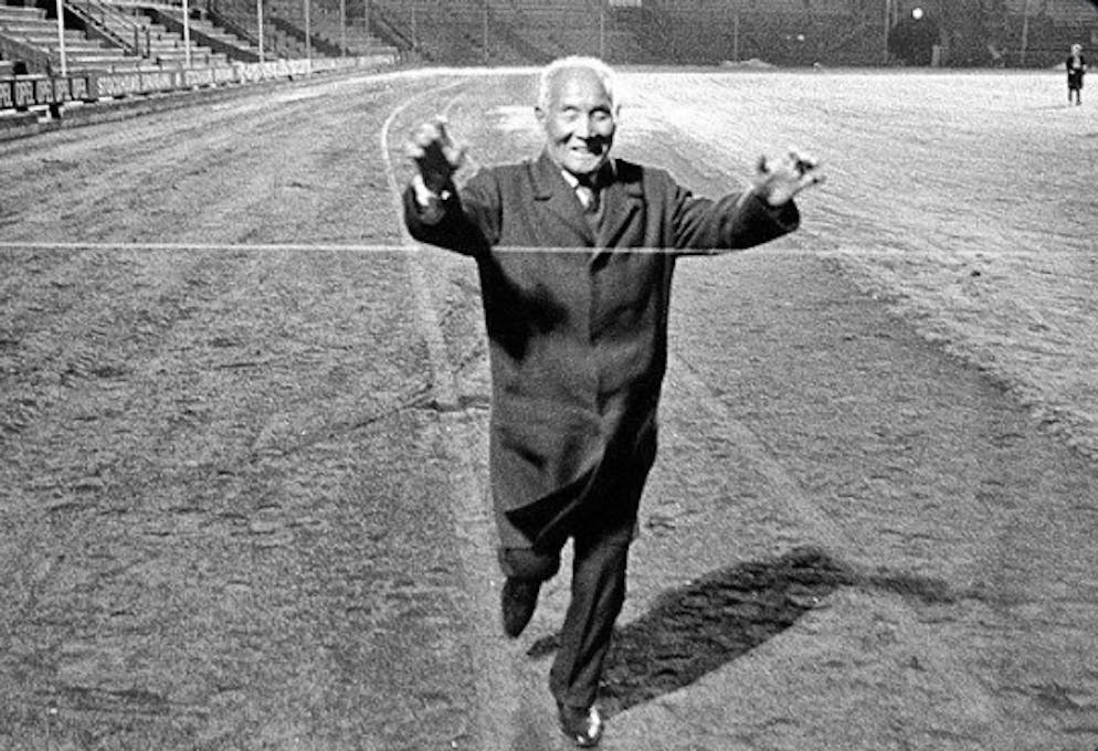 Il signor Shizo Knakuri, taglia il traguardo della maratona olimpica del 1912 dopo più di 54 anni.